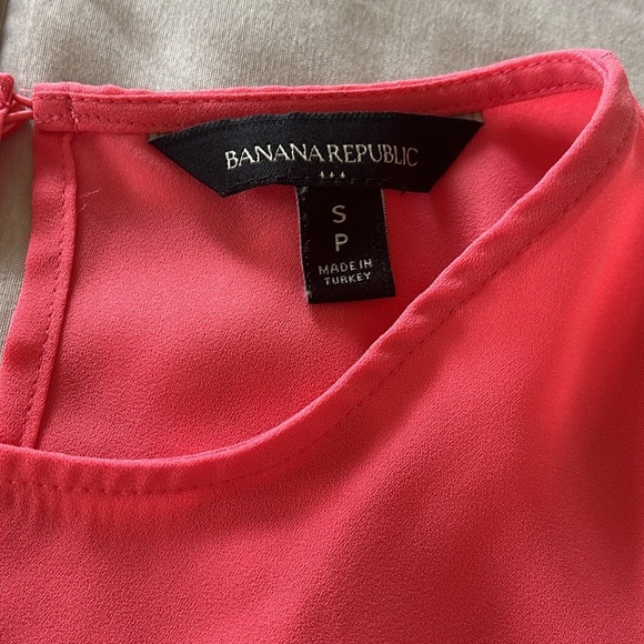 Banana Republic Salmon Colored Ruffle Bottom Blouse Size Small - Picture 3 of 6